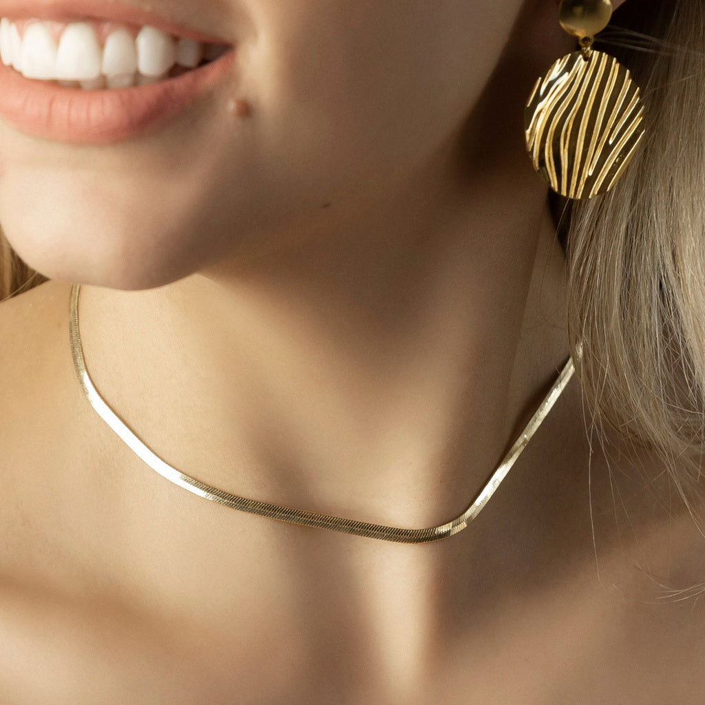 Brinco Orgânico Dourado com Detalhes em Ondas