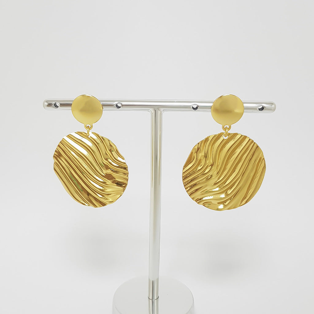 Brinco Orgânico Dourado com Detalhes em Ondas