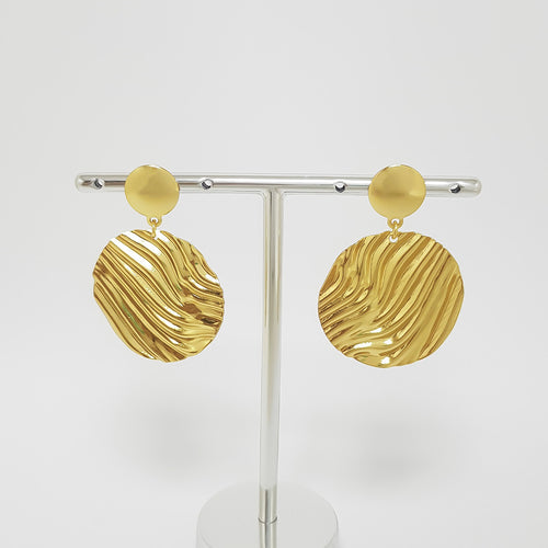 Brinco Orgânico Dourado com Detalhes em Ondas