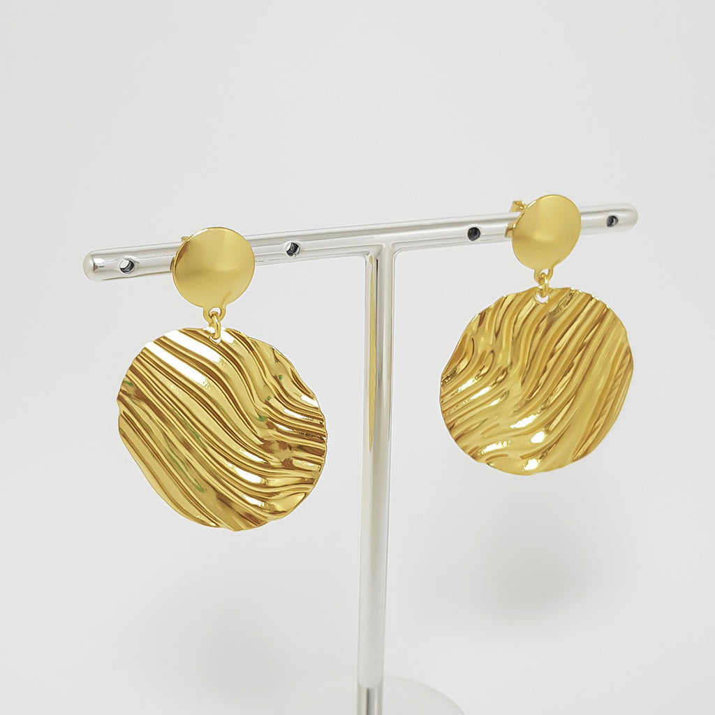 Brinco Orgânico Dourado com Detalhes em Ondas
